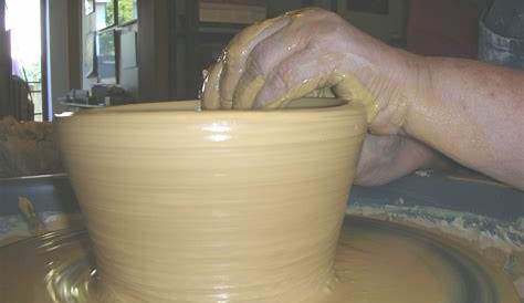 Drehen auf der Töpferscheibe Saumweber-Keramikatelier