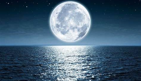 Pleine Lune En Nuages Au-dessus De L'eau Photo stock - Image du over