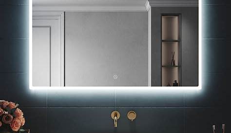 salle de bains blanche et claire avec un miroir lumineux, niche