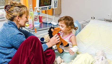 Großeltern Mit Kind Im Krankenhaus Stockfoto - Bild von europäisch