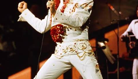 Elvis on stage at the Las Vegas Hilton in december 4 1976 | Elvis