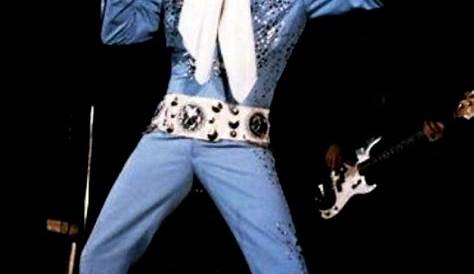 Elvis on the stage in Philadelphia may 28 1977. | Elvis presley last