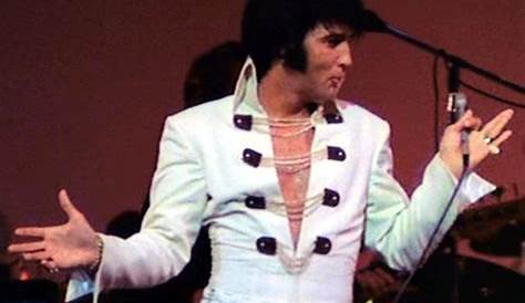 Elvis few minutes before heading the stage at the Las Vegas Hilton in