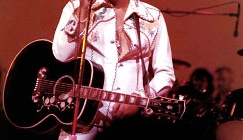 Elvis on stage at the Las Vegas Hilton in august 29 1974. | Elvis