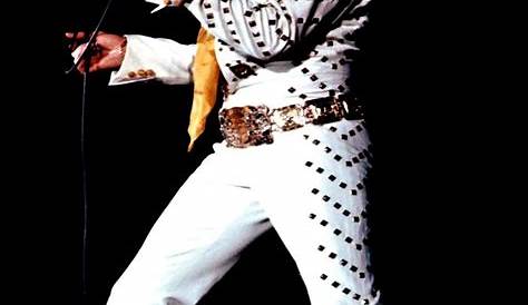 Classic pose of Elvis in his white suit | Elvis, Elvis presley photos