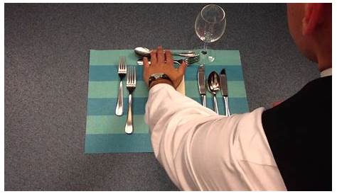 sitzt auf dem Tisch und isst | Bodo dos Santos | Flickr
