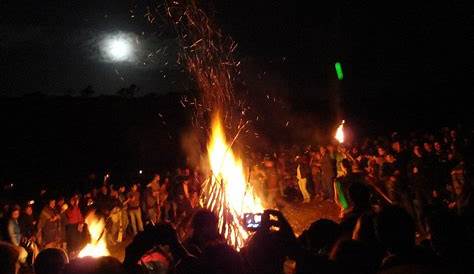 Hombre en llamas en Fiesta de la Luna - Cucao, Chiloe 2012 - YouTube