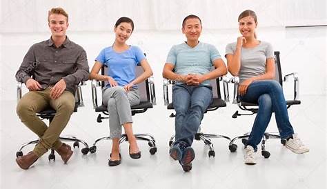 Multicolor personas sentadas en una mesa redonda — Foto de stock