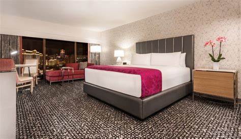 Flamingo Las Vegas Photo Gallery | Vegas hotel rooms, Las vegas rooms