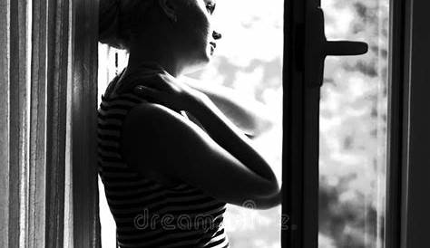 Frau im Fenster stockfoto. Bild von schön, frau, attraktiv - 2715080