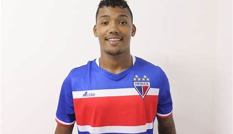 Gabriel Pereira volta ao Corinthians após três meses e recebe elogios