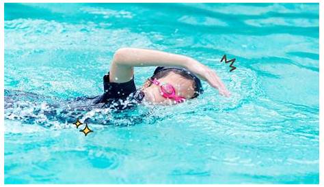 Anak Lakilaki Belajar Berenang Di Kolam Renang Foto Stok - Unduh Gambar