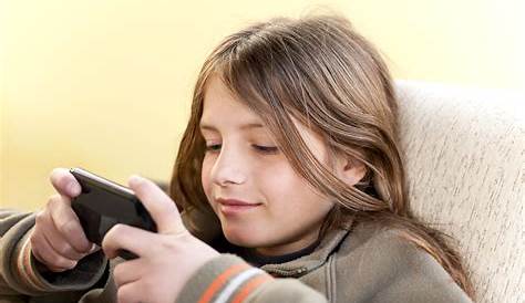 10 bahaya bermain ponsel berlebihan pada anak - Berita Terbaru