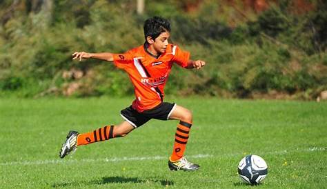 Niño Saltando Y Jugando Fútbol Anak Bermain Sepak Bola PNG , Niño