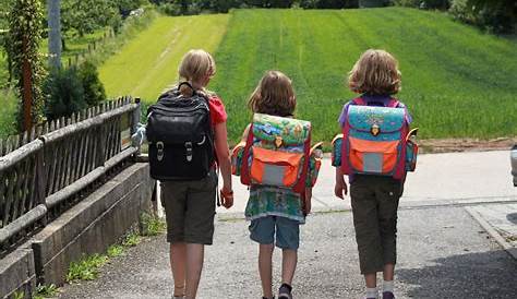 Schulweg zu Fuß laufen: Darum sollten Schulkinder alleine zur Schule gehen