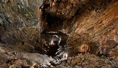 Photo Grotte de la Douch (Hérault) - Spéléo devant cristaux couvrant le