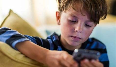 Vor den ersten Schritten: Kinder immer früher am Smartphone