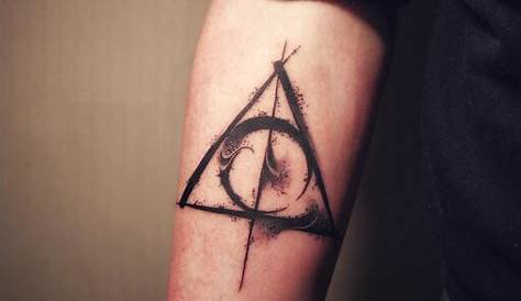 Deathly Hallows tattoo #TattooSleeves Click to see more. | Tatuaje de