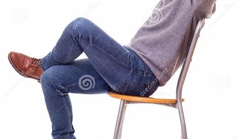 Retrato completo de un hombre sentado en una silla con las piernas
