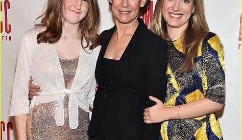 Is Zoe Perry Laurie Metcalf's daughter? How many biological children