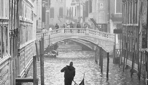 Cityscape in black and white in Venice / Paysage urbain en noir et