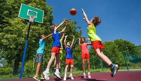 Baloncesto. niños en ropa deportiva brillante jugando baloncesto juntos