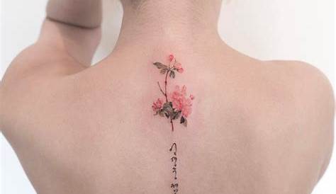 Tatuajes de mujer en el medio de la espalda