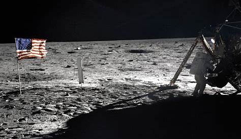 Drapeaux, combinaison… la collection de Neil Armstrong aux enchères