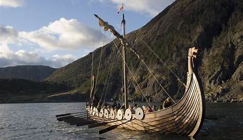 Viking longships in battle | Historical illustration, Viking ship