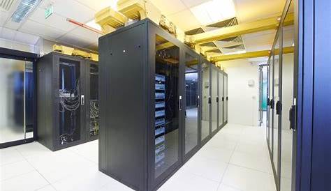 Serverraum im Rechenzentrum, Raum mit Datenservern. - Stockfotografie