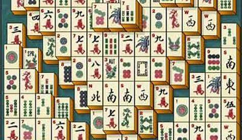 Amigas jugando mahjong tradicional chino juego de mesa en casa