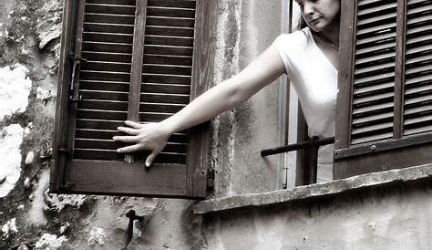 Frau zu öffnendes Fenster blind Stockfotografie - Alamy