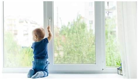 Ein Kind Schaut Heraus Das Fenster. Stockfoto - Bild von schätzchen