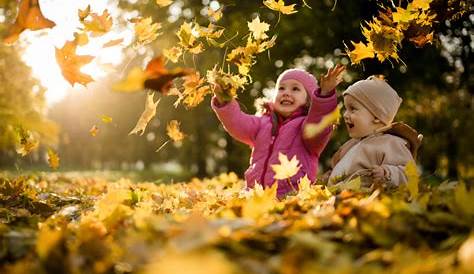 Kinder, Die Im Herbst Spielen Stockbild - Bild von freundlich, gruppe