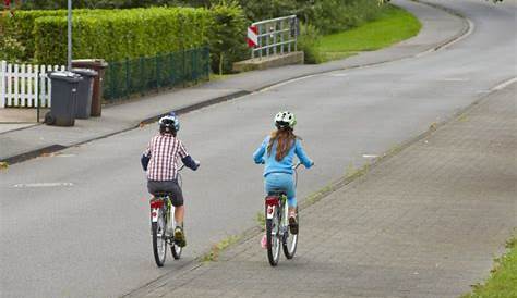Kinder, Die Lernen, Ein Fahrrad Auf Einer Fahrstraße Draußen Zu Fahren