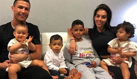 Cristiano Ronaldo, feliz, posa por primera vez con su familia completa