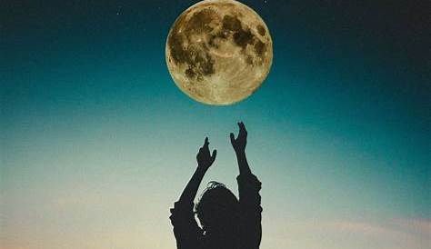 a full moon with the caption'como la luna afecta as su estad de animo?