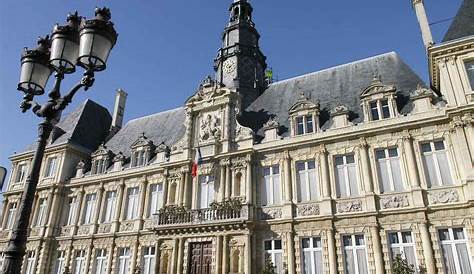 Reims : les agents municipaux envahissent le hall de l'hôtel de ville