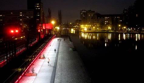 Le canal de l'Ourcq la nuit l'été à Paris