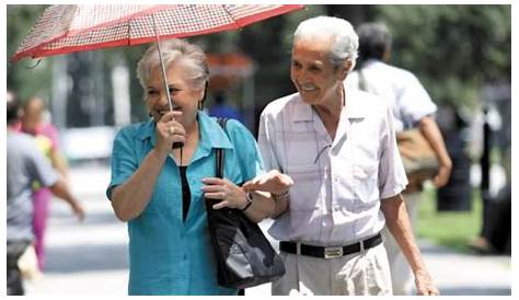 Los adultos mayores son apoyo indispensable en los hogares mexicanos