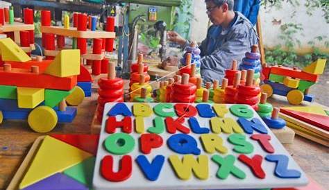 Anak Anak Terlibat Dalam Permainan Lantai Dengan Permainan Edukatif