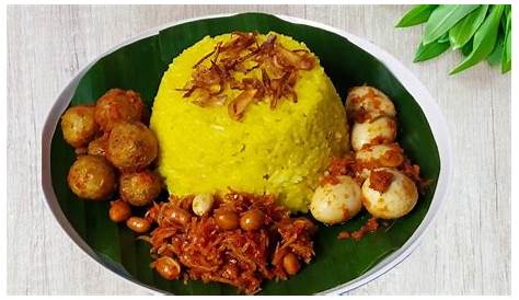 Nasi Putih Dan Daun Kering Memiliki Latar Belakang Putih Yang