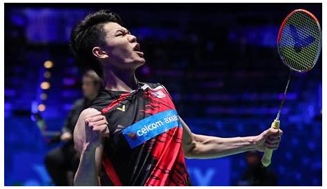 Lee Zii Jia Badminton - Lee Zii Jia gifts racket to the King
