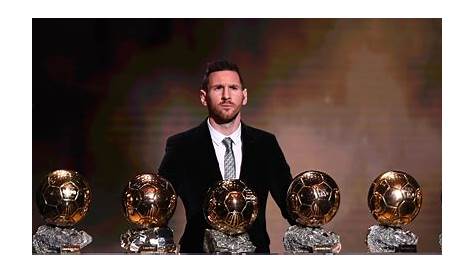 La photo de Lionel Messi qui pose avec ses quatre Ballons d'Or