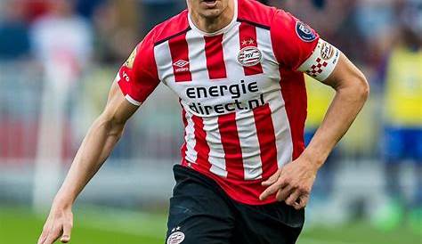 Luke de Jong is the first player in PSV history to score Ajax in 4