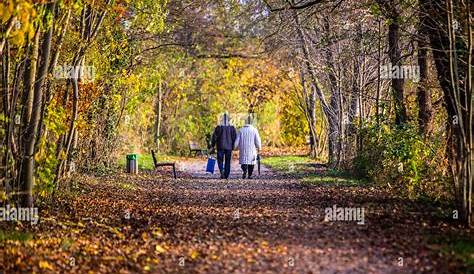 Zwei ältere Menschen, Senioren, Rentner, machen Sie einen Spaziergang