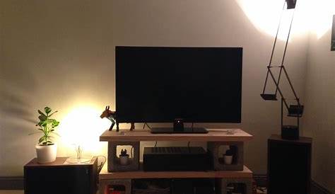 Meuble TV avec parpaings et planche de bois. DIY ! Home
