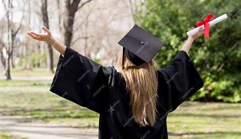 Mujer con gorra académica con diploma, graduación de la ceremonia de