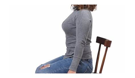 Mujer sentada en una silla, con estrés y malestar. tiene problemas
