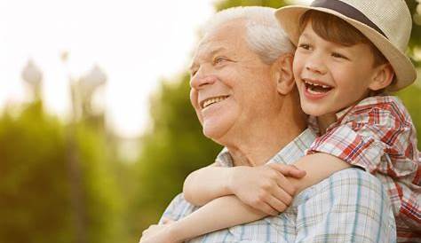 Anziani, lo studio: nipoti e lavoro fanno bene alla salute